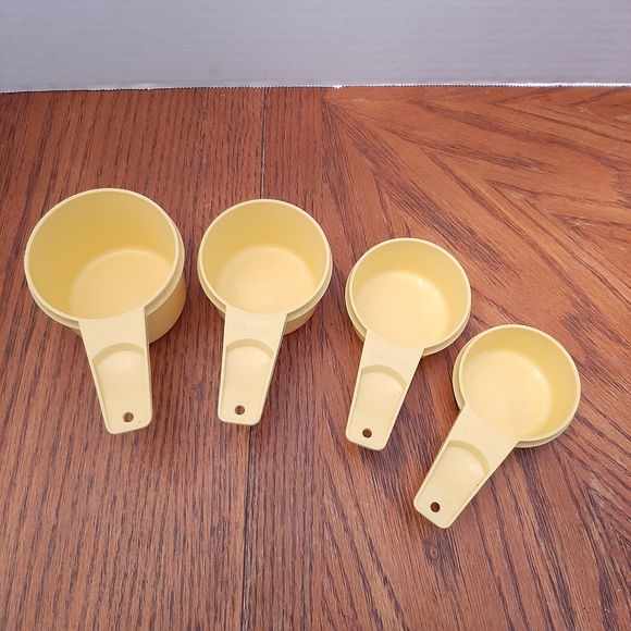 🔥Vintage Retro Set of 4 Tupperware Bright Yellow Measuring Cups 1970s - Picture 1 of 2